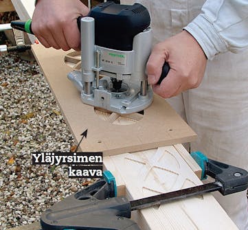 Palkkiin leikataan reliefinomainen kuvio Lasikatto terassille: Palkkiin leikataan reliefinomainen kuvio